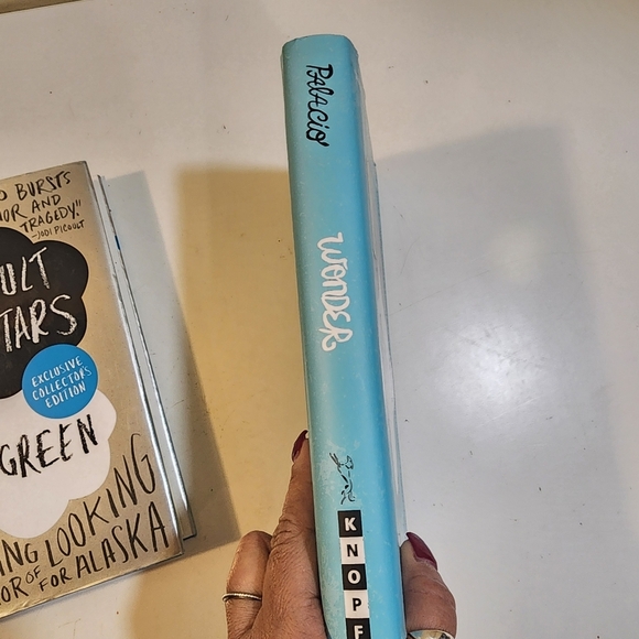 John Green 'The Fault in Our Stars' & R.J. Palacio 'Wonder' Books - Picture 5 of 10